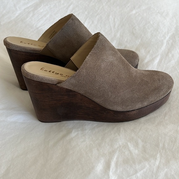 Bettye Muller New York suede platform clogs like new! Size 8.5 - Picture 5 of 10